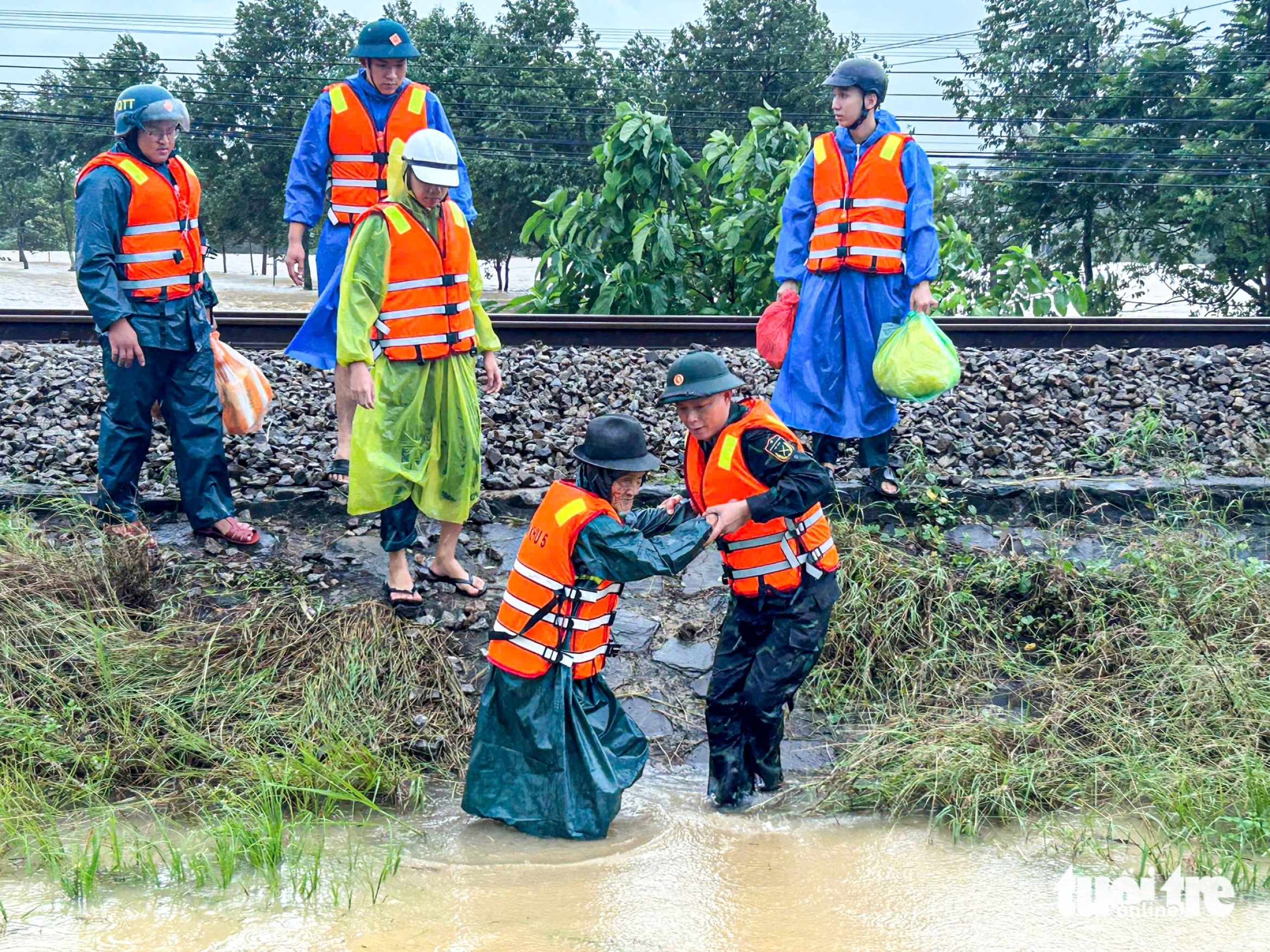 岘港:优先将洪水孤立地区的老人和儿童转移到安全地点